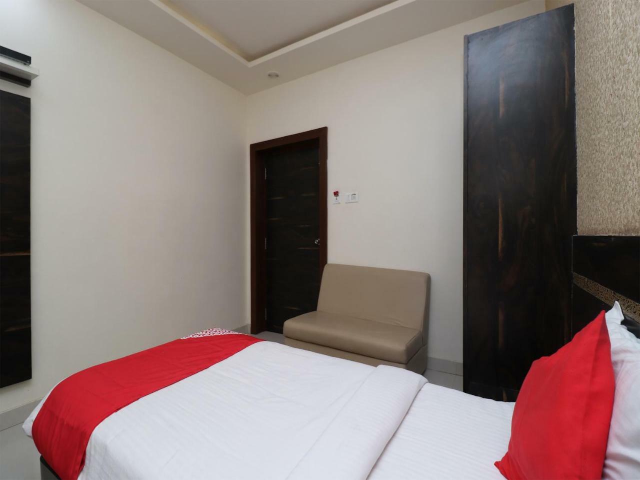 Oyo 29012 Gayatri Palace Hotel Durg Bagian luar foto