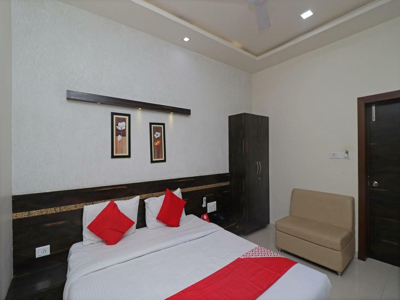 Oyo 29012 Gayatri Palace Hotel Durg Bagian luar foto