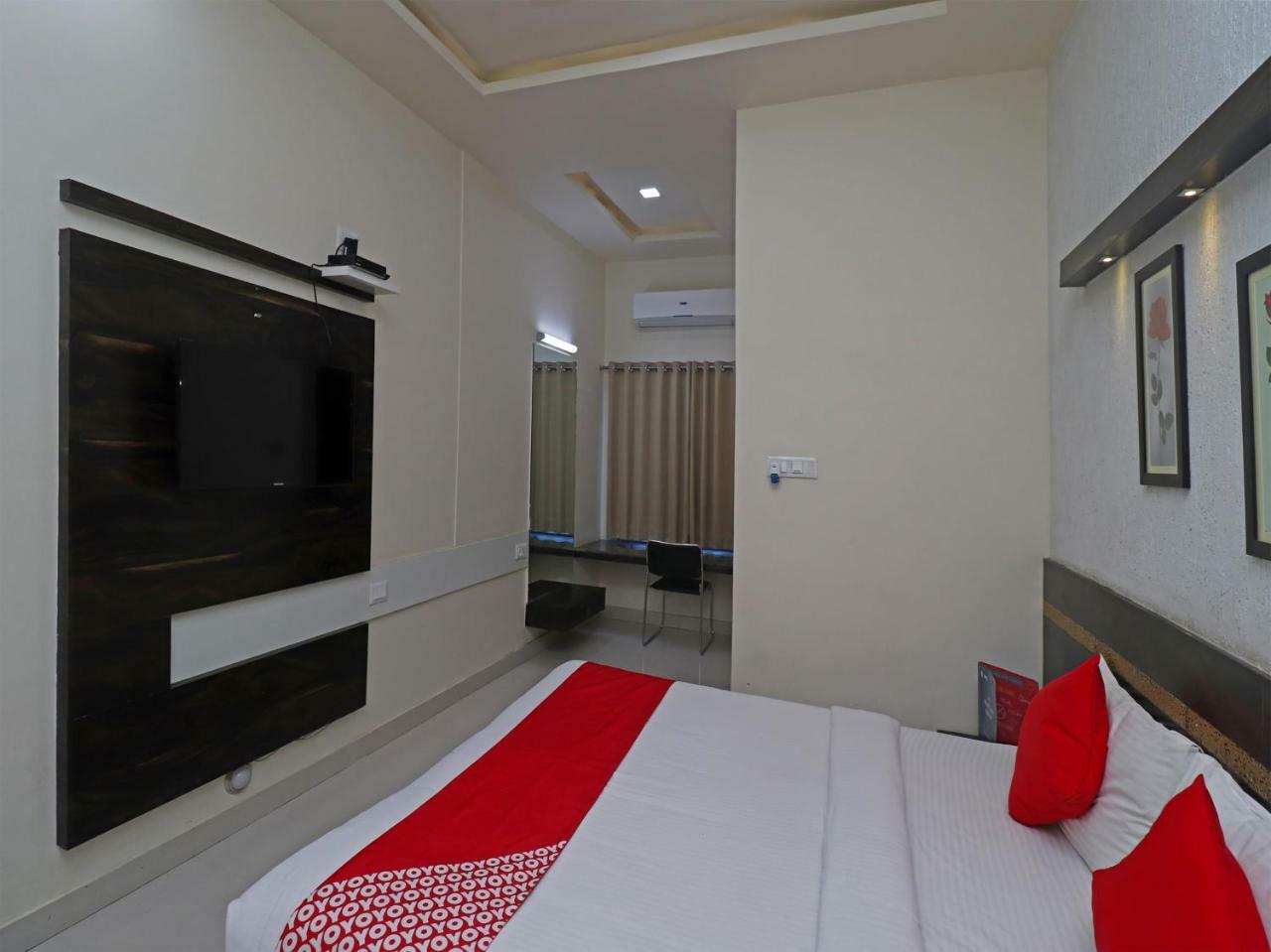 Oyo 29012 Gayatri Palace Hotel Durg Bagian luar foto
