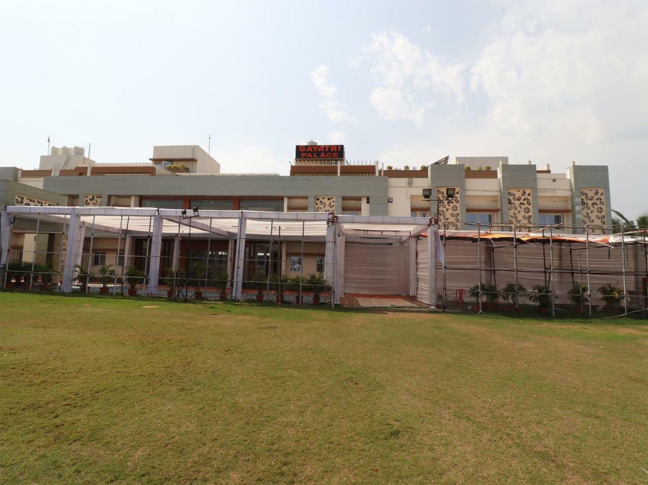 Oyo 29012 Gayatri Palace Hotel Durg Bagian luar foto