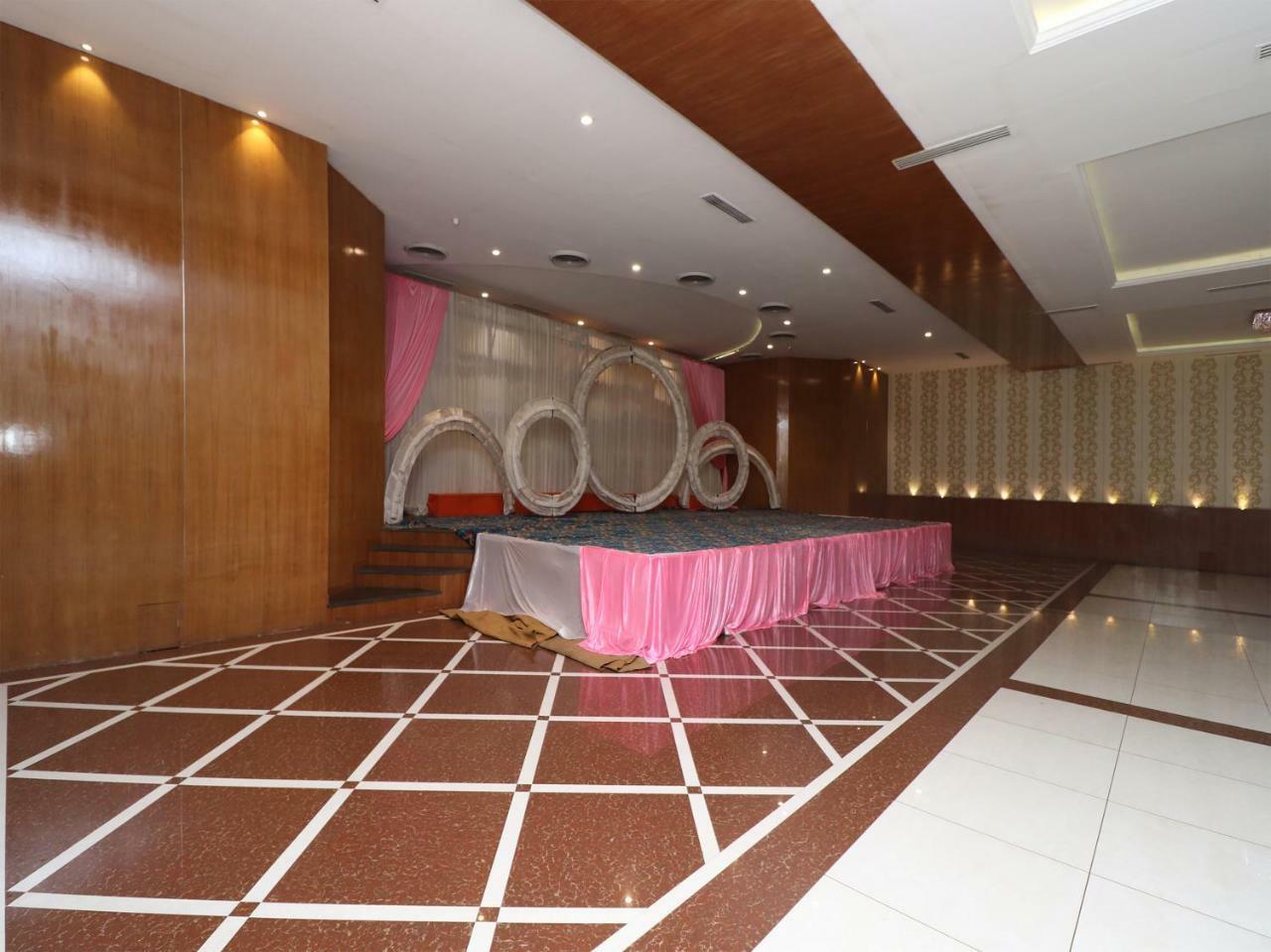 Oyo 29012 Gayatri Palace Hotel Durg Bagian luar foto