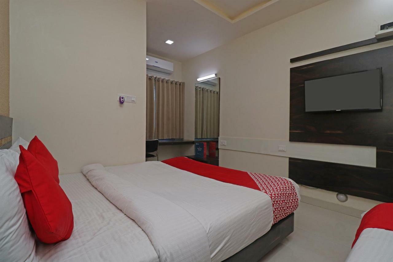Oyo 29012 Gayatri Palace Hotel Durg Bagian luar foto