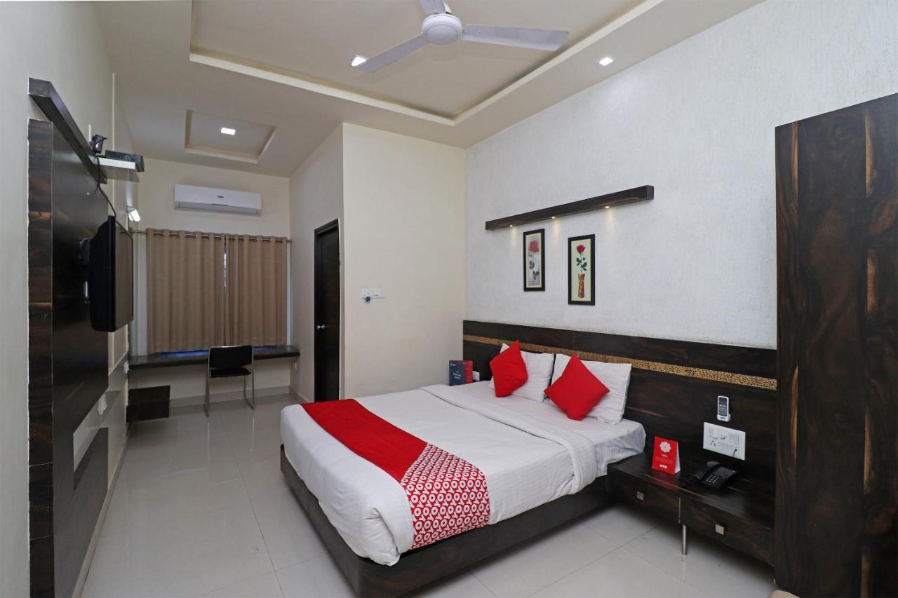 Oyo 29012 Gayatri Palace Hotel Durg Bagian luar foto