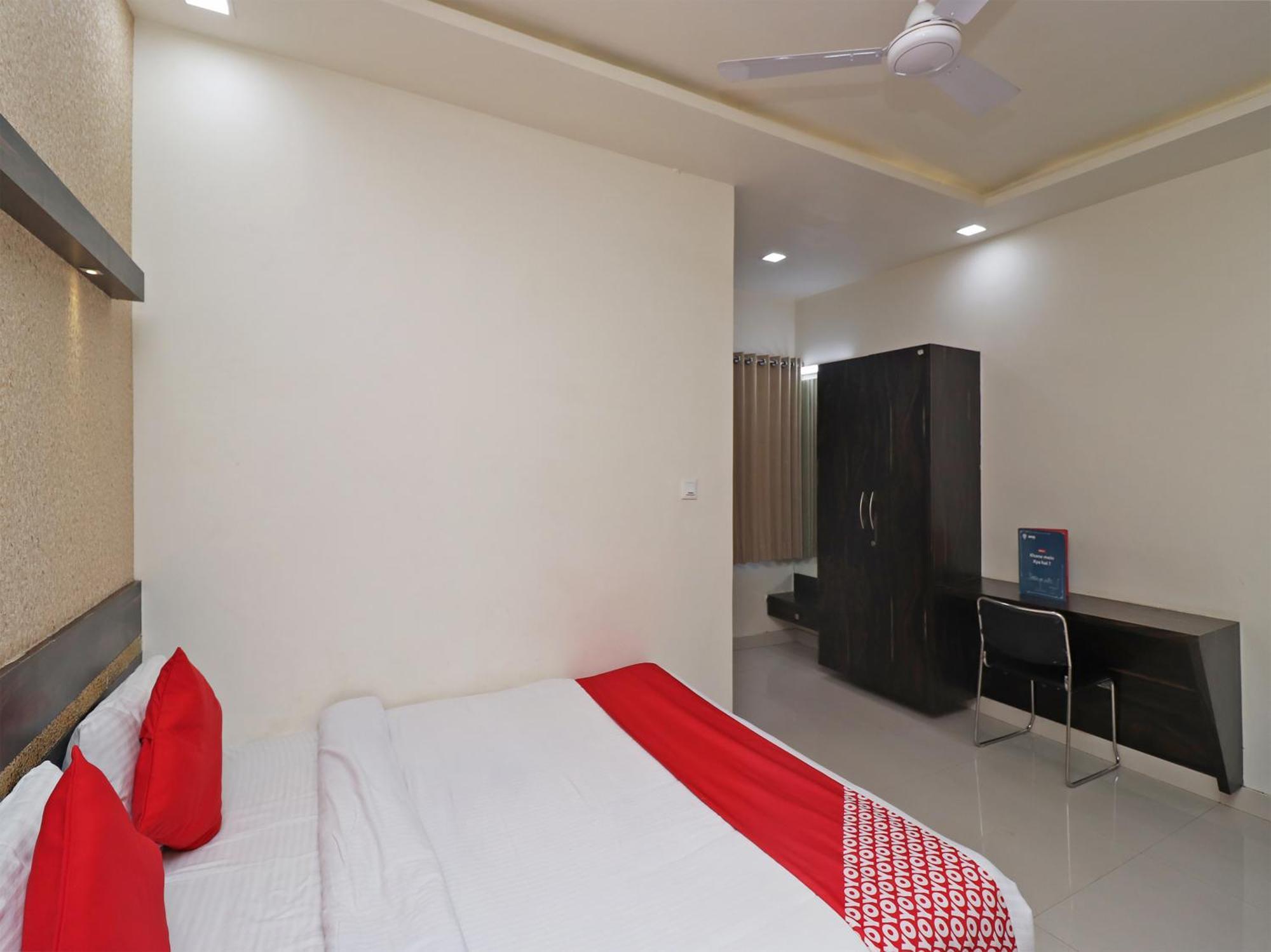 Oyo 29012 Gayatri Palace Hotel Durg Bagian luar foto